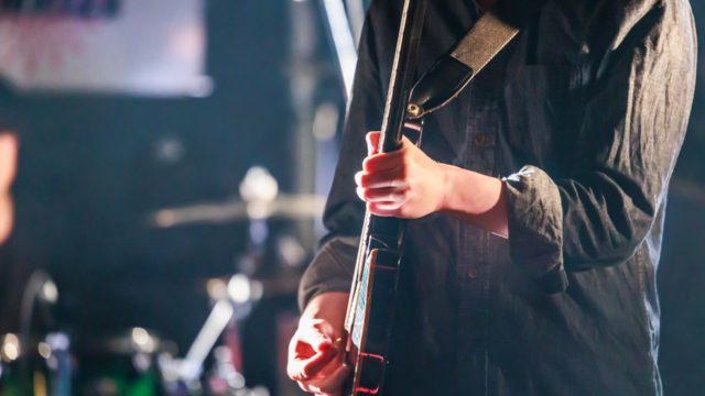 ロックバンド演奏ギターのアップ画像