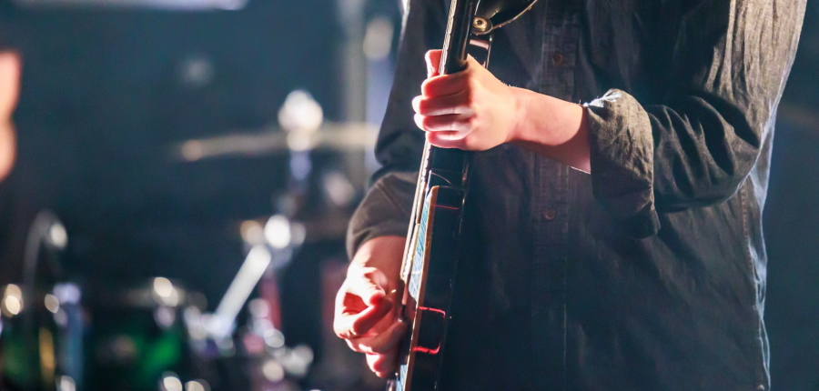 バンド演奏ギタリストアップ画像